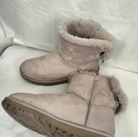 UGG🔴Classic bailey bow boots size 9 - Picture 1 of 12